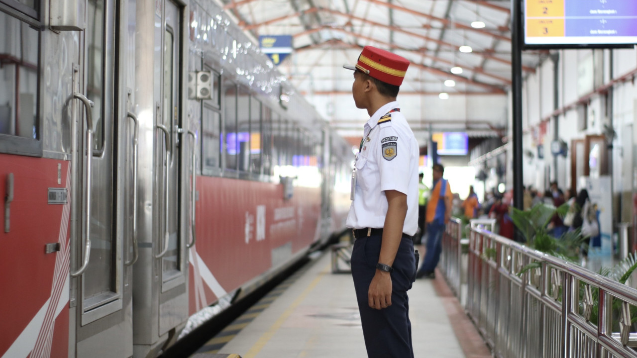 Petugas di stasiun wilayah Daop 7 Madiun. (Foto: Daop 7 Madiun/jatimnow.com)