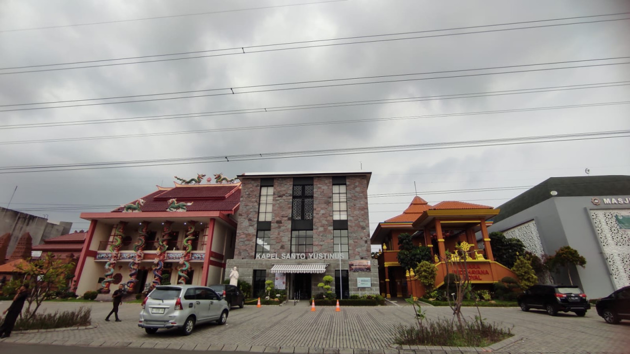 6 bangunan tempat ibadah dibangun bersebelahan. (Foto:  Haikal/jatimnow.com)