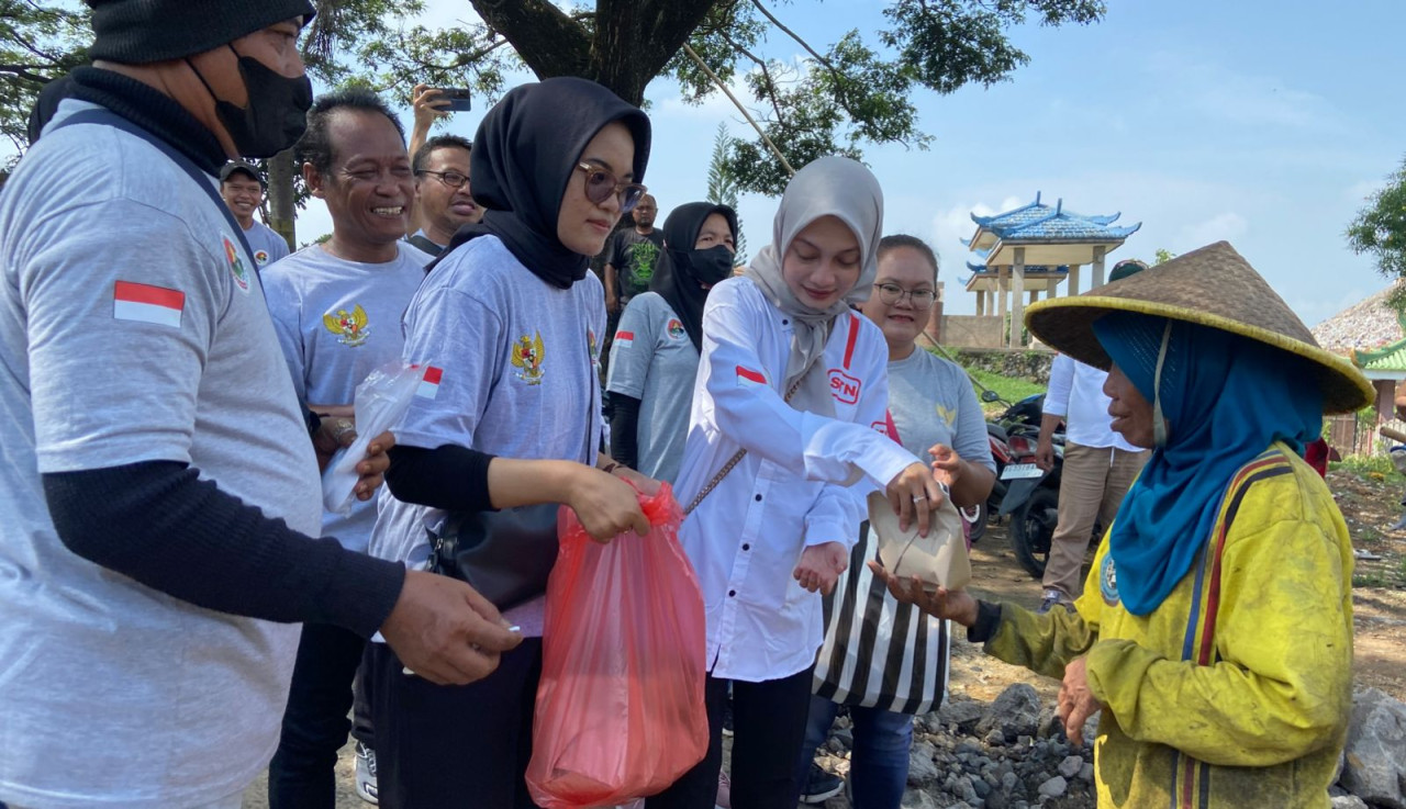 Relawan Suket Teki Nusantara bagikan nasi di TPA Klotok, Kediri. (Foto: Yanuar Dedy/jatimnow.com)