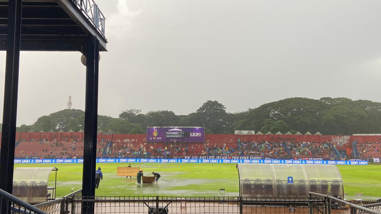 Pekerja berupaya mengurangi genangan di Stadion Brawijaya. (Foto: Yanuar Dedy/jatimnow.com)