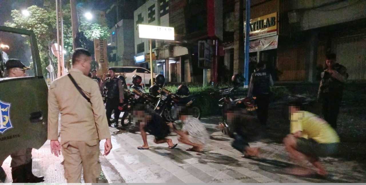 9 bocil saat diamankan Satpol PP usai Balap Liar (foto: Satpol PP for jatimnow.com)