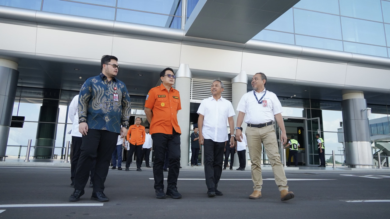 Bupati Kediri dan Pj Gubernur saat meninjau kesiapan Bandara Dhoho Kediri. (Foto: Humas Pemkab Kediri/jatimnow.com)