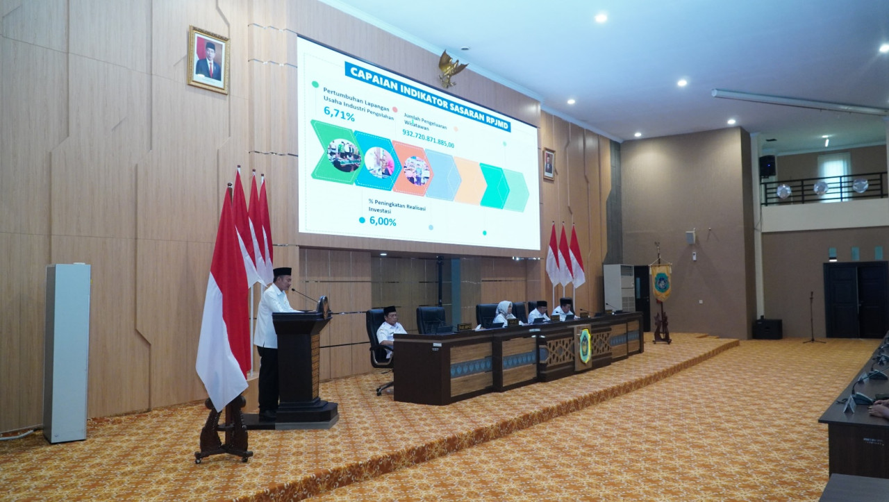 Bupati Lamongan, Yuhronur Efendi saat agenda rapat paripurna LKPJ 2023 dihadapat DPRD Lamongan. (Foto : Adyad Ammy Iffansah/jatimnow.com)