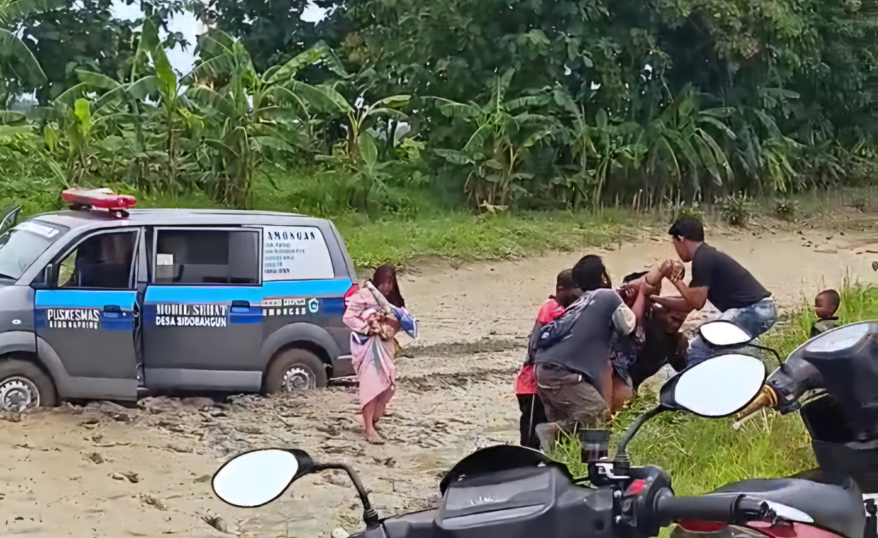 Evakuasi pasien persalinan saat ambulans terperosok ke sawah di Kecamatan Kedingpring. (Foto: Polsek Kedungpring for jatimnow.com)