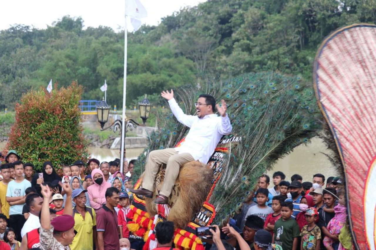 Anwar Sadad disambut warga Magetan dengan pertunjukan reog Ponorogo. (Foto: Ni'am Kurniawan/jatimnow.com)