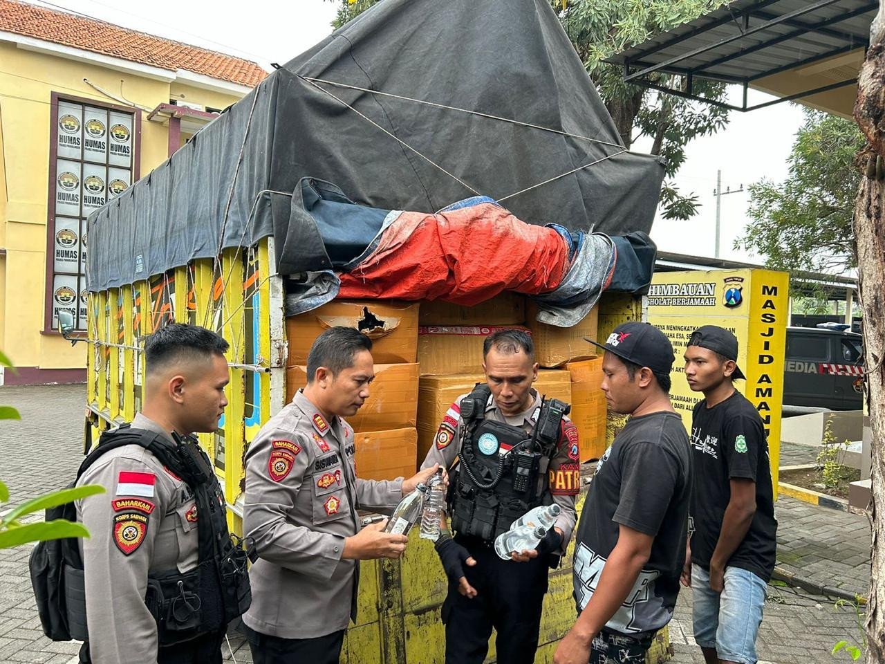 Polisi saat memeriksa truk yang berisi mira kiriman dari Bali (Foto: Humas Polres Probolinggo for jatimnow.com)