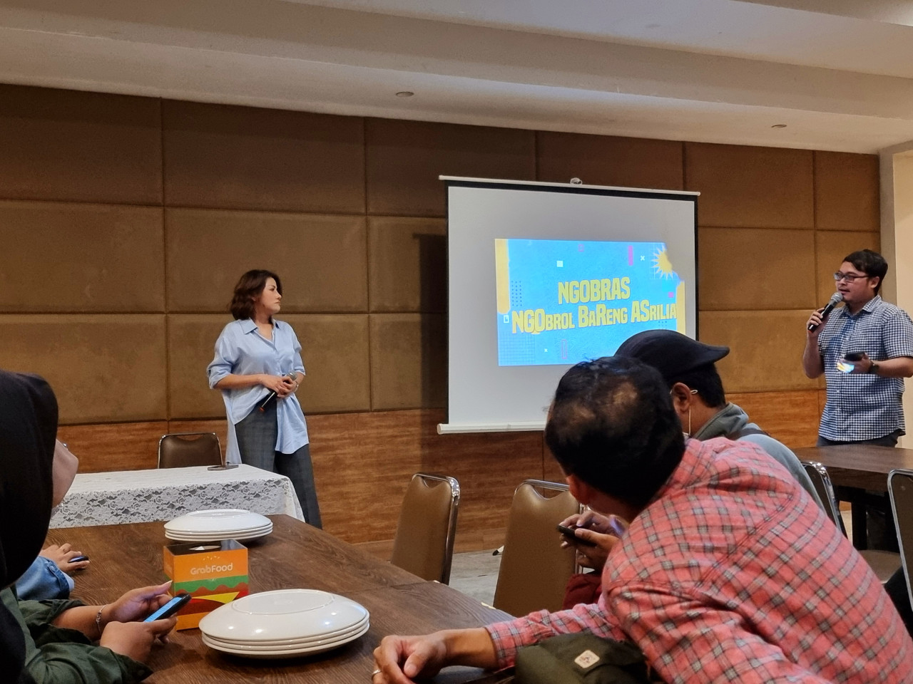 Asrilia Kurniati dalam acara Ngobras di Surabaya (foto: Ni'am Kurniawan/jatimnow.com)