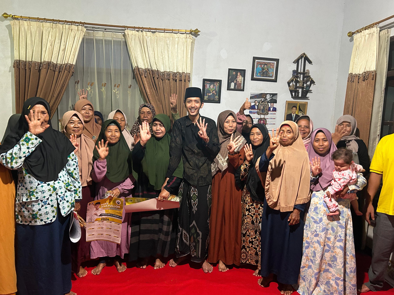 Ayatulloh (peci hitam) bersama keluarga besarnya. (Foto: Ayatulloh for jatimnow.com)