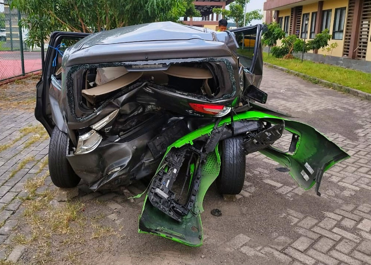 Bagian belakang Grand Livina yang diseruduk Porsche setelah dievakusi di Mapolresta Sidoarjo. (Foto: Ony for jatimnow.com)