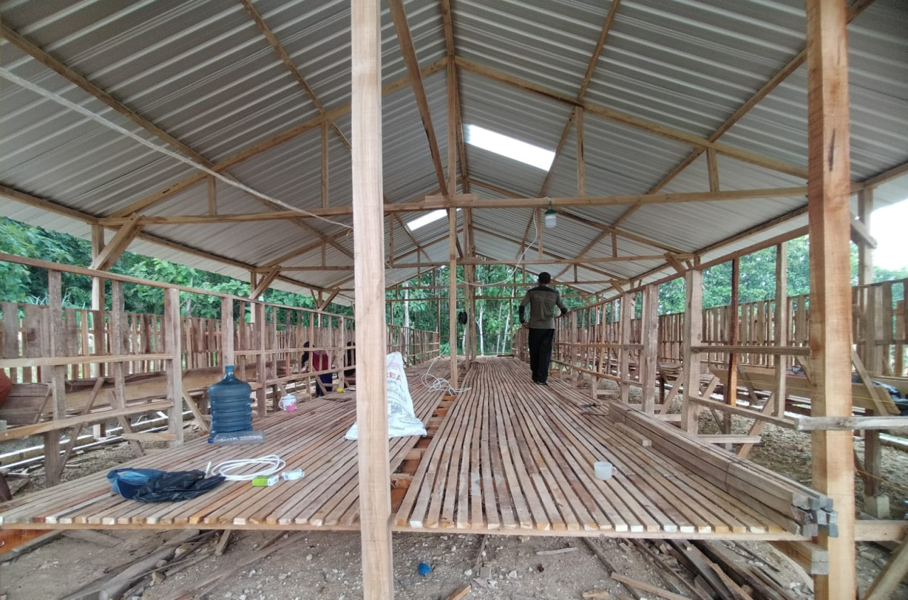 Proses pengerjaan balai ternak di Kecamatan Ngimbang Lamongan. (Foto : Adyad Ammy Iffansah/jatimnow.com)