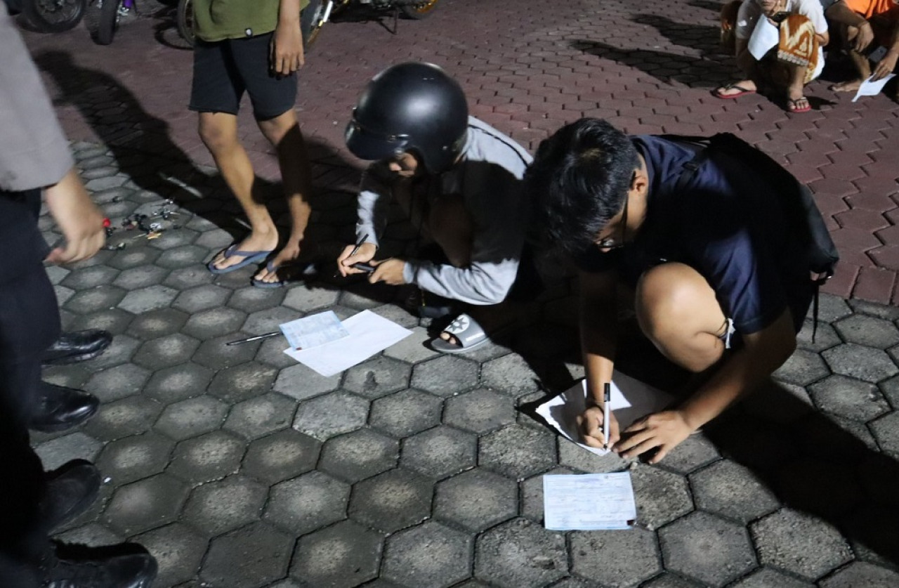 Beberapa remaja yang diamankan di Mapolres Probolinggo Kota. (Foto: Mahfud Hidayatullah/jatimnow.com)