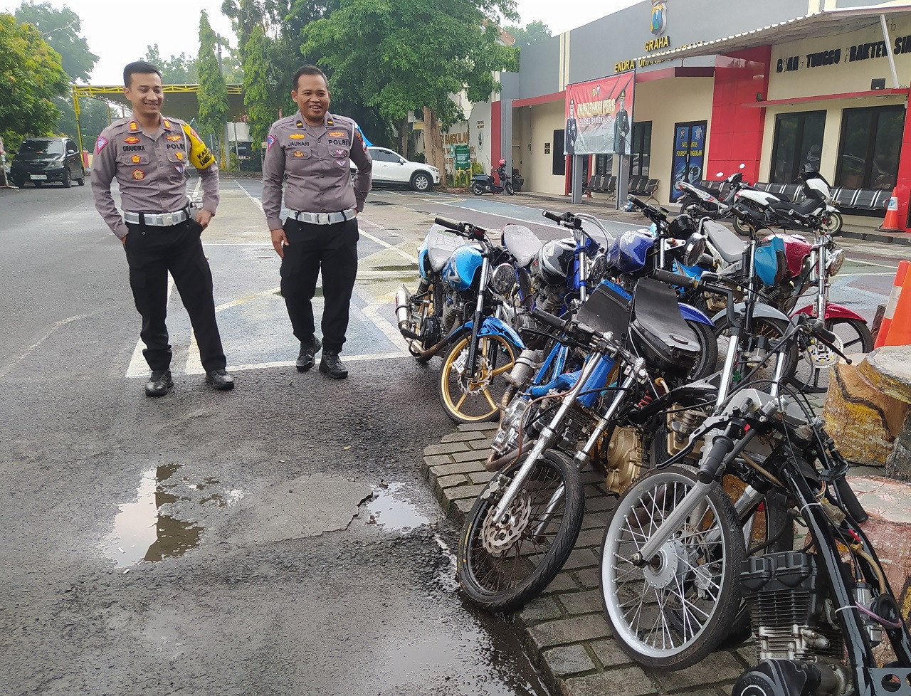 Polisi amankan kendaraan roda dua yang digunakan untuk balap liar (Foto: Fathor Rahman/jatimnow.com).