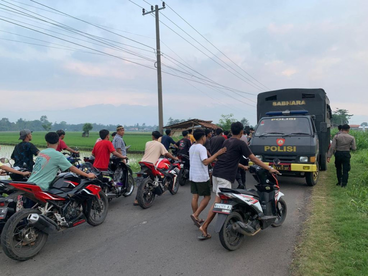 Polisi saat melakukan razia para remaja yang melakukan balap liar di jalan Besuki, Kabupaten Probolinggo, (Foto: Humas Polres Probolinggo for jatimnow.com)