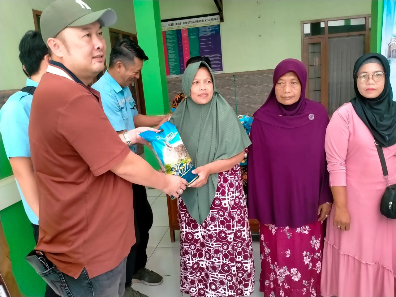 Warga Probolinggo yang memperoleh bantuan beras. (Foto:  Mahfud Hidayatullah/jatimnow.com)