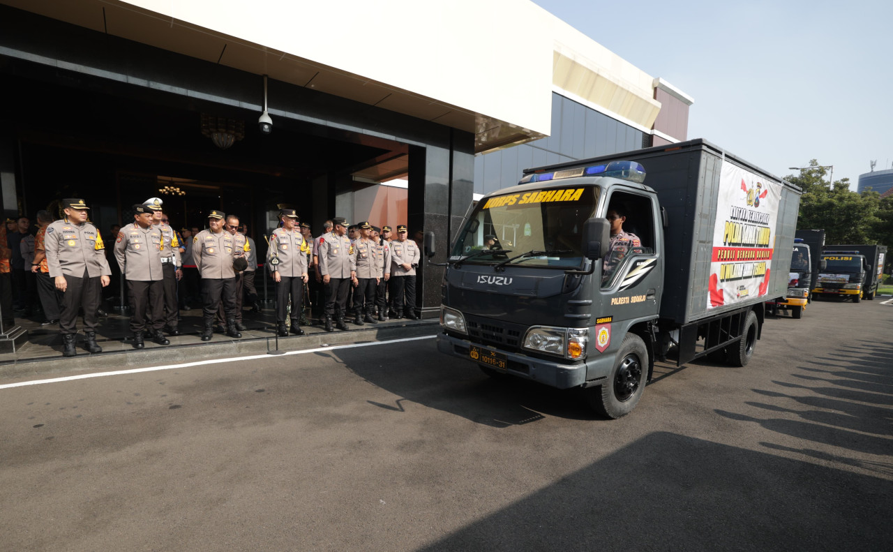 Kapolda Jatim Irjen Pol Imam Sugianto saat memberangkatkan truk pembawa logistik bantuan banjir Jawa Tengah. (Dok Humas Polda Jatim for jatimnow.com)