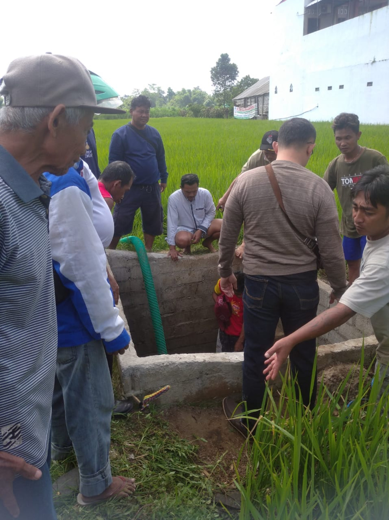 Warga saat mengevakuasi korban. Dok Polsek Kanigoro (Foto: Bramanta Pamungkas/jatimnow.com)