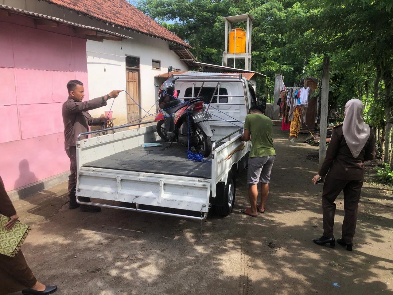 Kejari Tulungagung Kembalikan Pikap dan Motor Korban Penipuan
