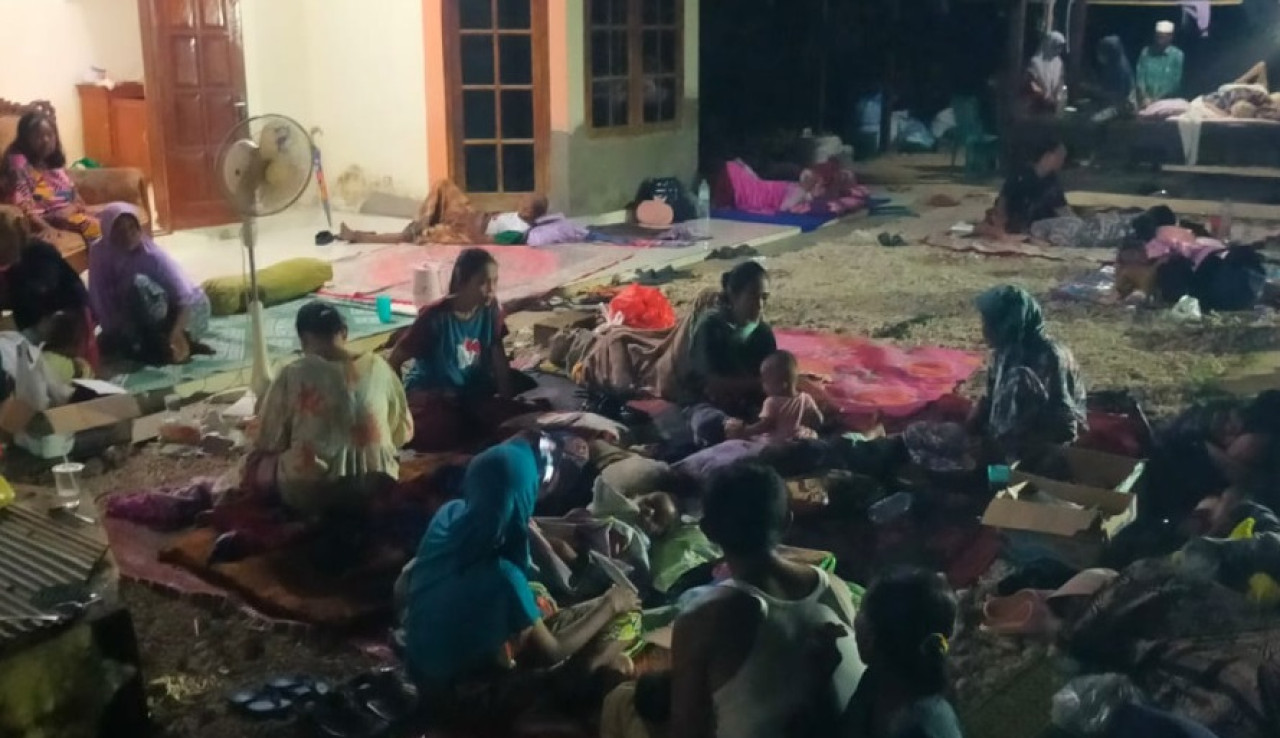 Warga Bawean mengungsi di tempat terbuka. (Foto: dok. jatimnow.com)