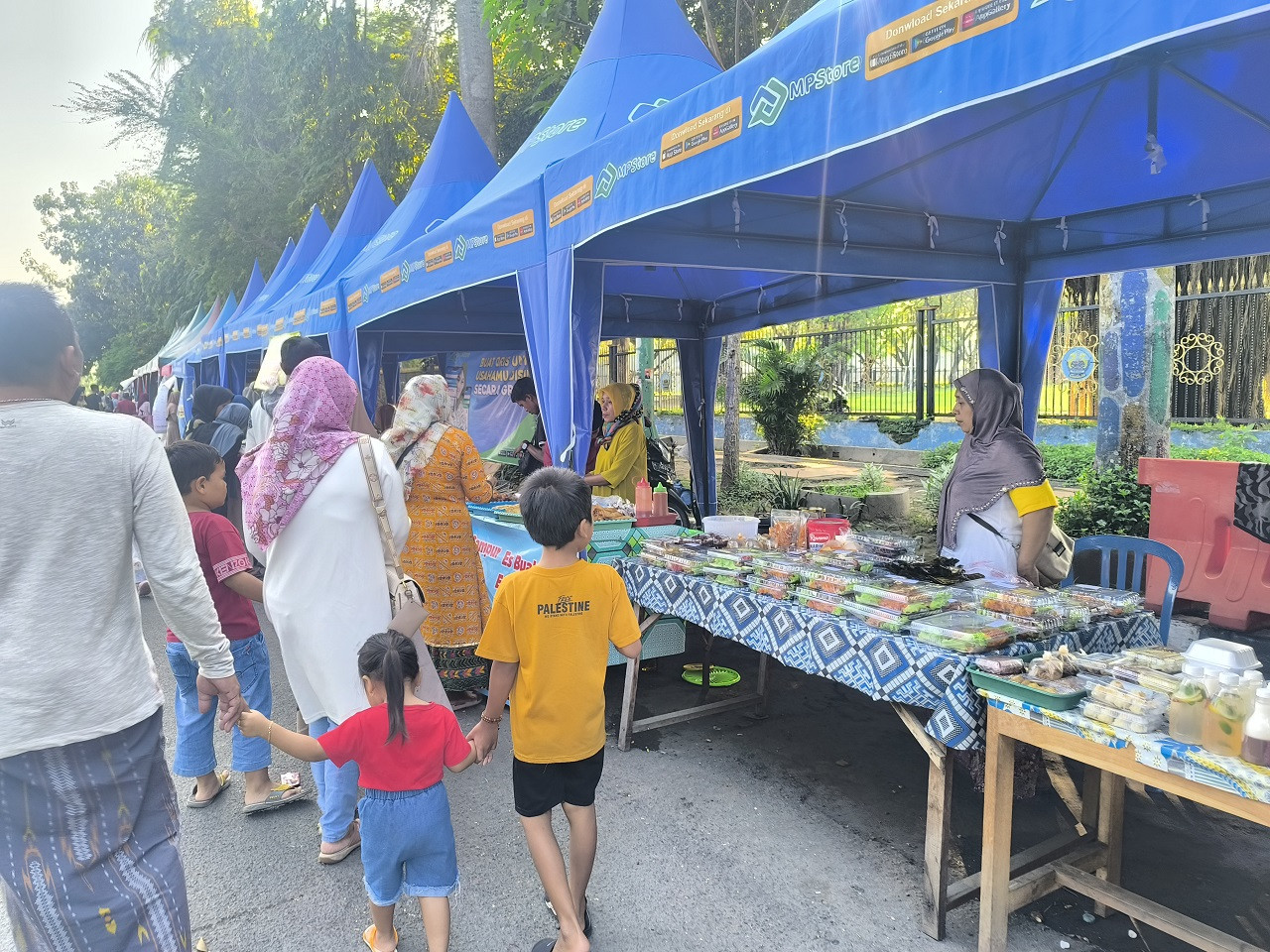 Bazar takjil di depan Pendopo Agung Bangkalan. (Foto: Fathor Rahman/jatimnow.com)