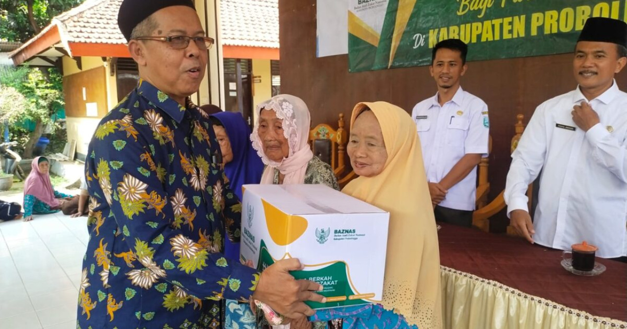Baznas Kabupaten Probolinggo saat memberikan bantuan paket sembako pada warga yang membutuhkan di Kecamatan Krejengan (Foto: Pemkab Probolinggo/jatimnow.com)