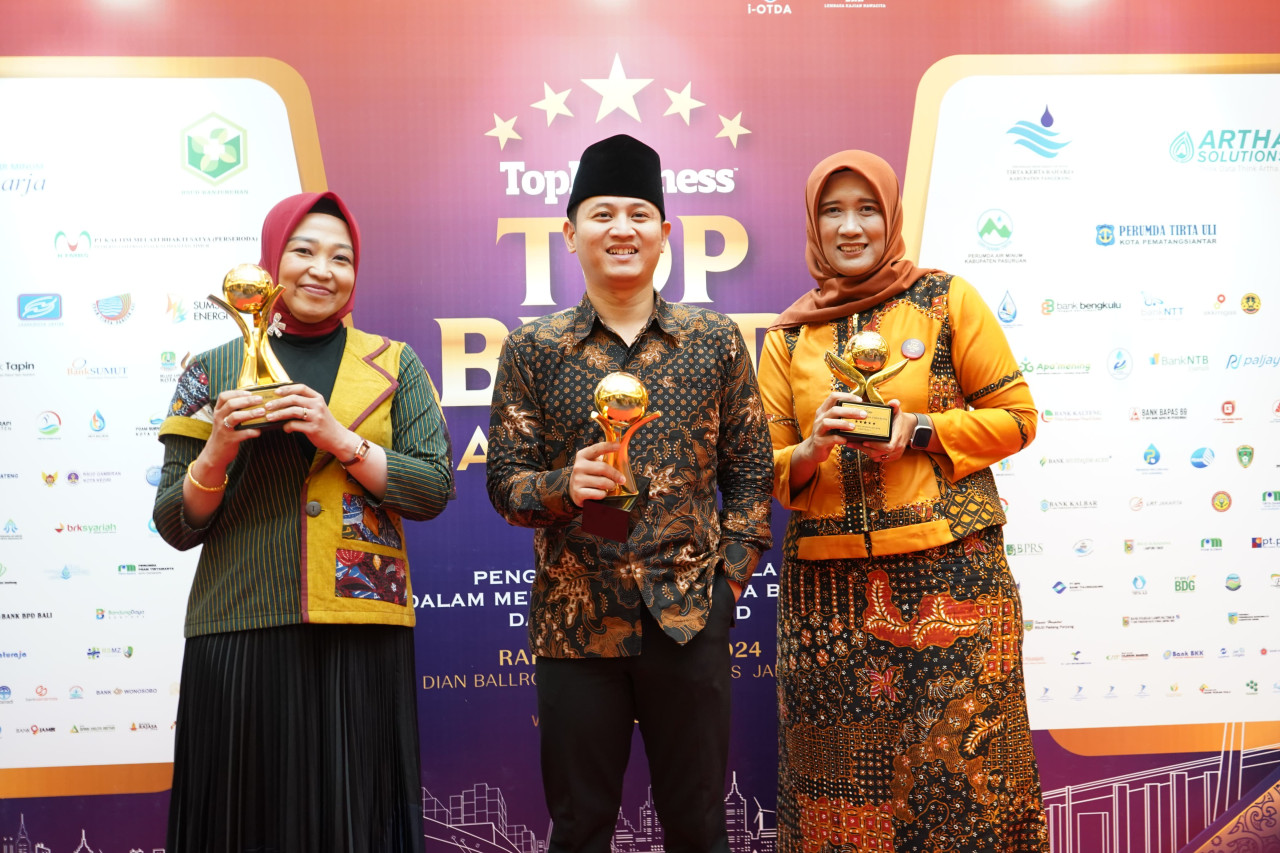 Bupati Trenggalek Mochamad Nur Arifin saat menerima penghargaan. (Dok Prokopim Trenggalek for jatimnow.com)