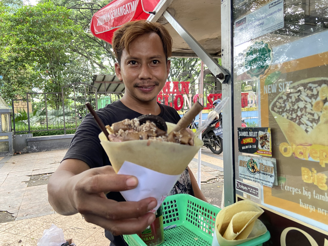 O Crepes bertopping es krim. (Foto: Ahmad Fauzani/jatimnow.com)