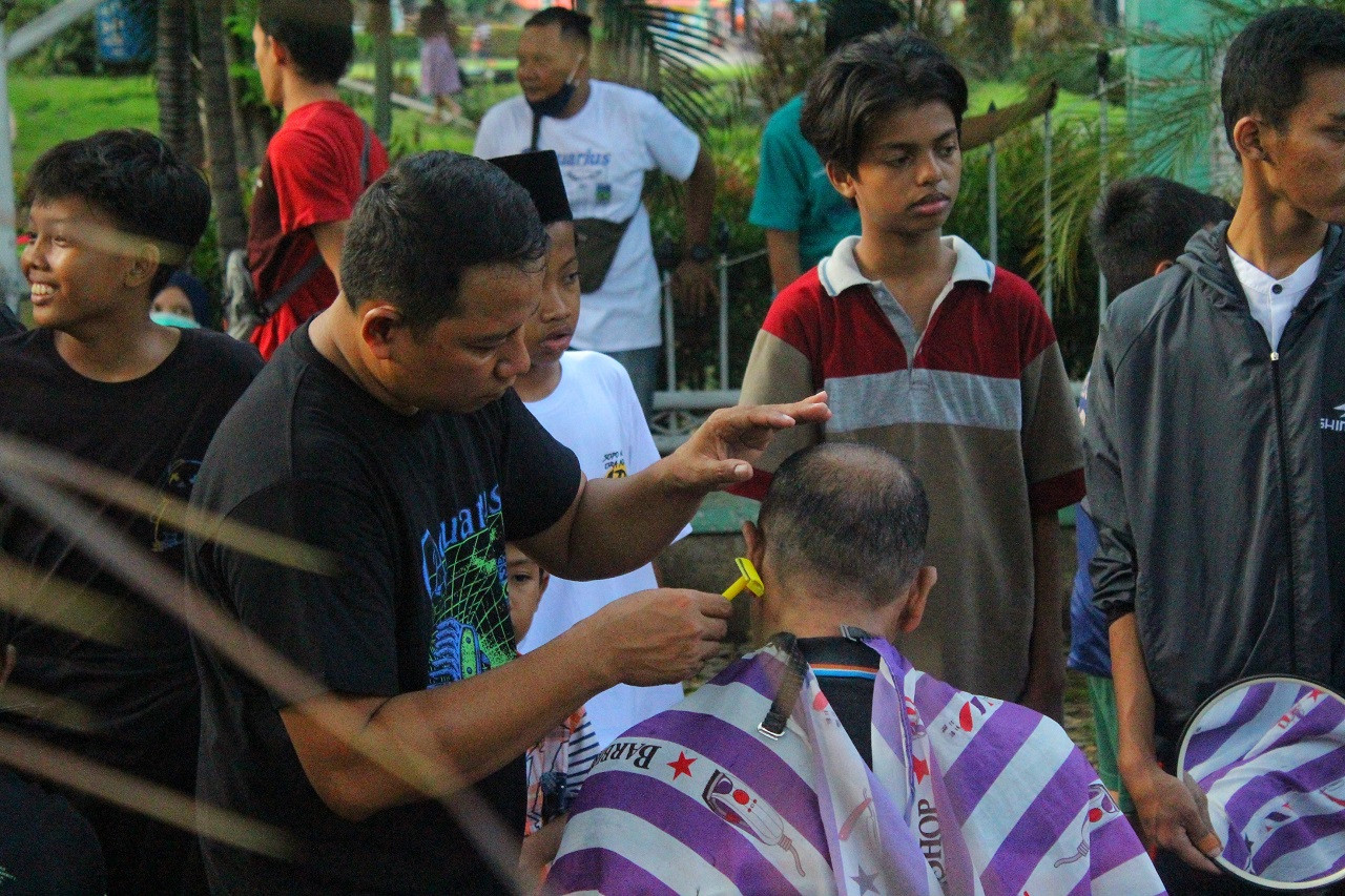 Kelompok Barbershop Pasuruan Sediakan Cukur dan Bagi Takjil Gratis, Berminat?