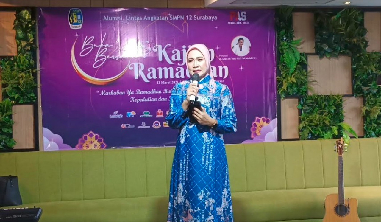 Dini Herawati saat mengisi acara buka bersama alumni SMPN 12 Surabaya. (Foto: misbahul munir/jatimnow.com)