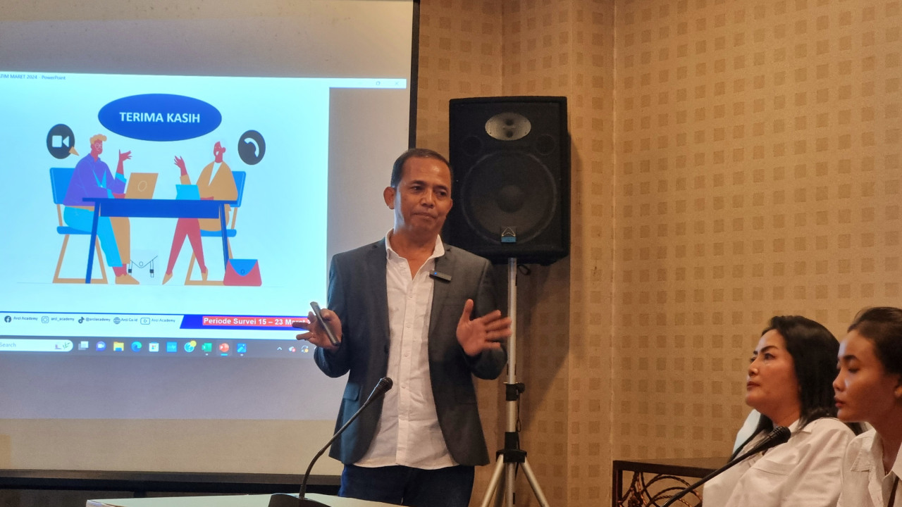 Direktur ARCI Baihaki Sirajt saat merilis hasil surveinya di Surabaya (foto: Ni'am Kurniawan/jatimnow.com)