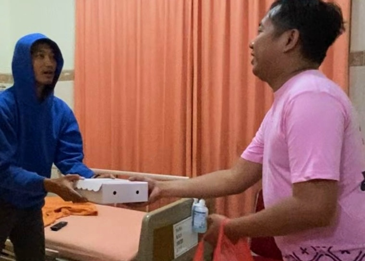 Keluarga Pasien RS Delta Surya Sidoarjo Dapat Kejutan Makan Sahur