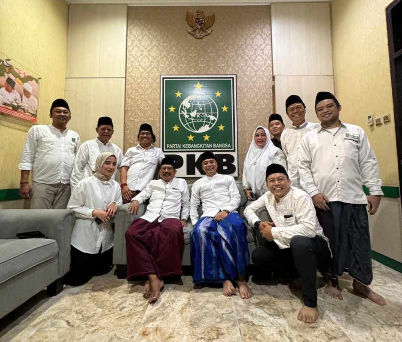 Eri Cahyadi didampingi kader PDIP Surabaya di Kantor DPC PKB Surabaya (Foto: tangkapan layar)