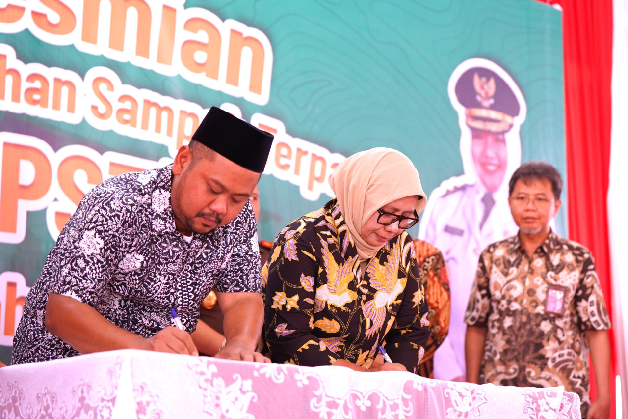Bupati Gresik, Fandi Akhmad Yani (kiri) dan Direktur Operasi SIG, Reni Wulandari (kanan) menandatangani Kesepakatan Bersama tentang Pemanfaatan RDF (refuse-derived fuel) di TPST Belahanrejo. (Foto-fotoL Humas SIG for jatimnow.com)