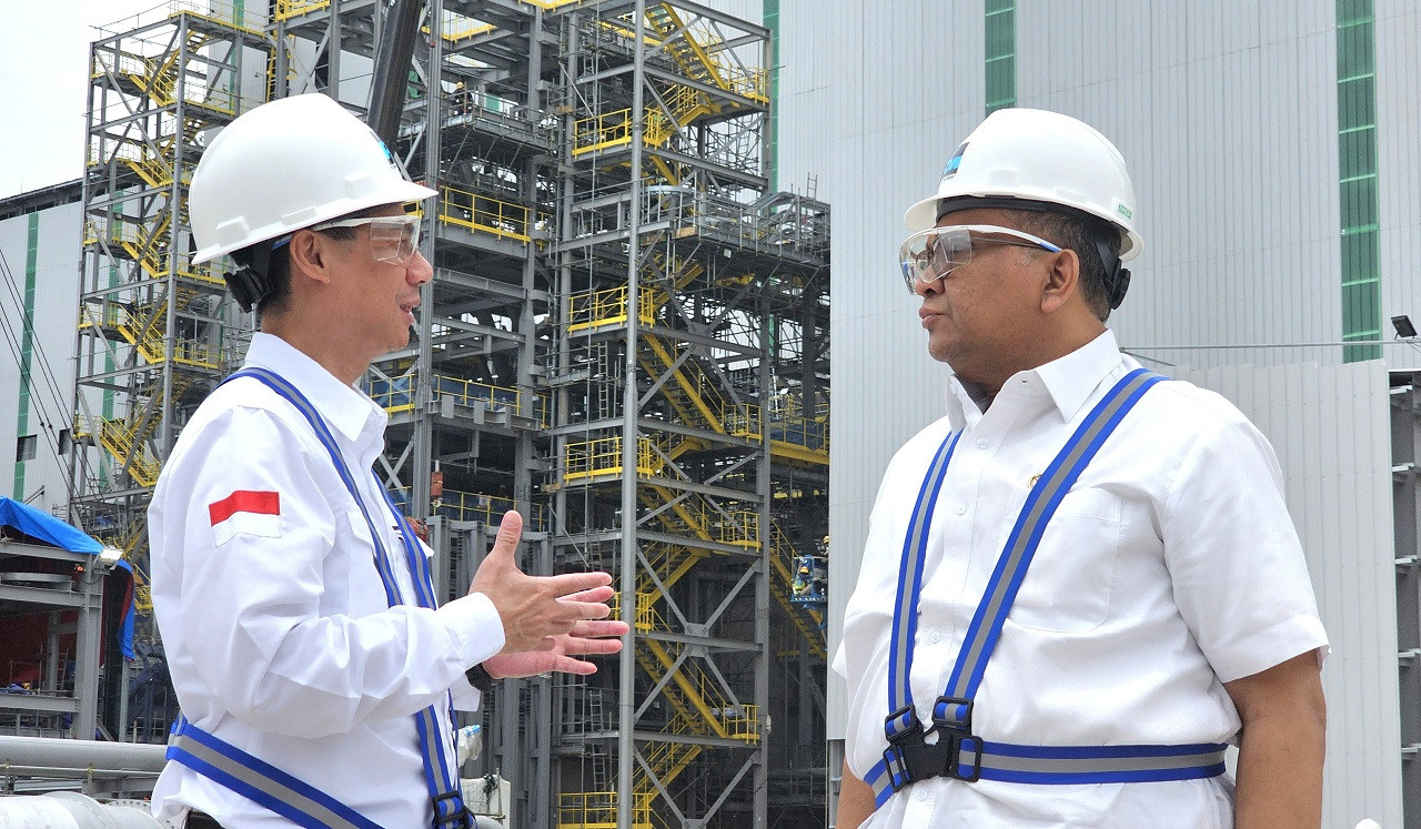 Wakil Presiden Direktur PT Freeport Indonesia Jenpino Ngabdi (kiri) berbincang bersama Wakil Menteri Ketenagakerjaan RI Afriansyah Noor saat peninjauan proyek pembangunan Smelter Freeport di Kawasan Ekonomi Khusus JIIPE, Gresik. (Foto: Humas PTFI)