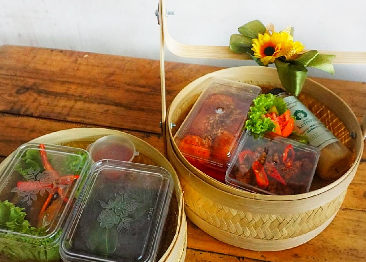 Hampers lauk pauk Warung Mimi Sidoarjo milik Titik Indrawati.