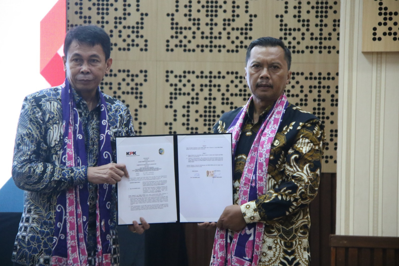 Sekda Kabupaten Tulungagungm Tri Hariadi saat menerima hibah dari KPK. (Foto: Dok Pemkab Tulungagung for jatimnow.com)