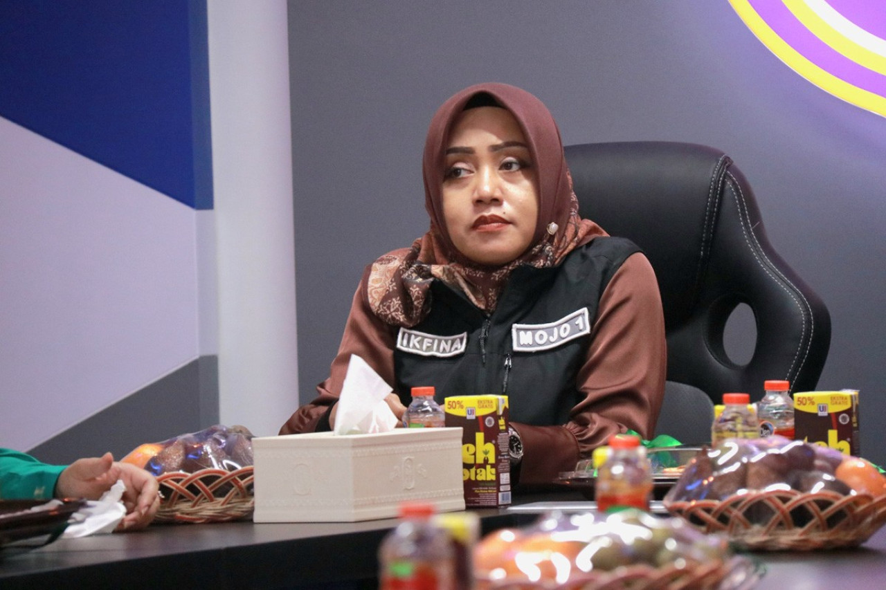 Bupati Mojokerto Janji Bangun Ulang Tanggul saat Salurkan Bantuan Korban Banjir