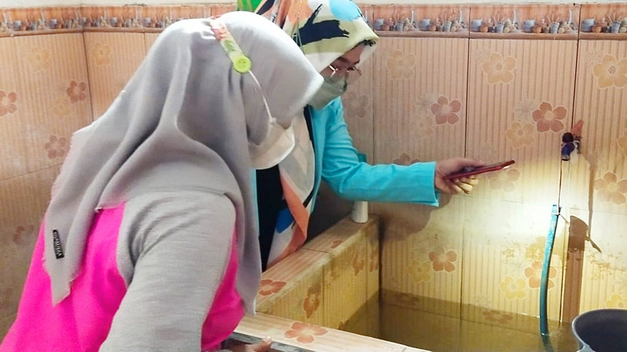 Dinkes Lamongan saat peninjauan ke rumah warga dalam pelaksanaan 3M+ . (Foto: Humas Pemkab Lamongan for jatimnow.com)