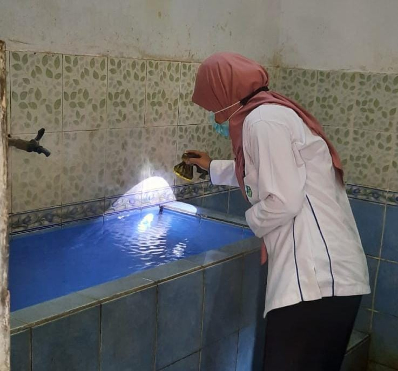 Ilustrasi pemantauan jentik nyamuk di bak kamar mandi (foto: dok.jatimnow.com)