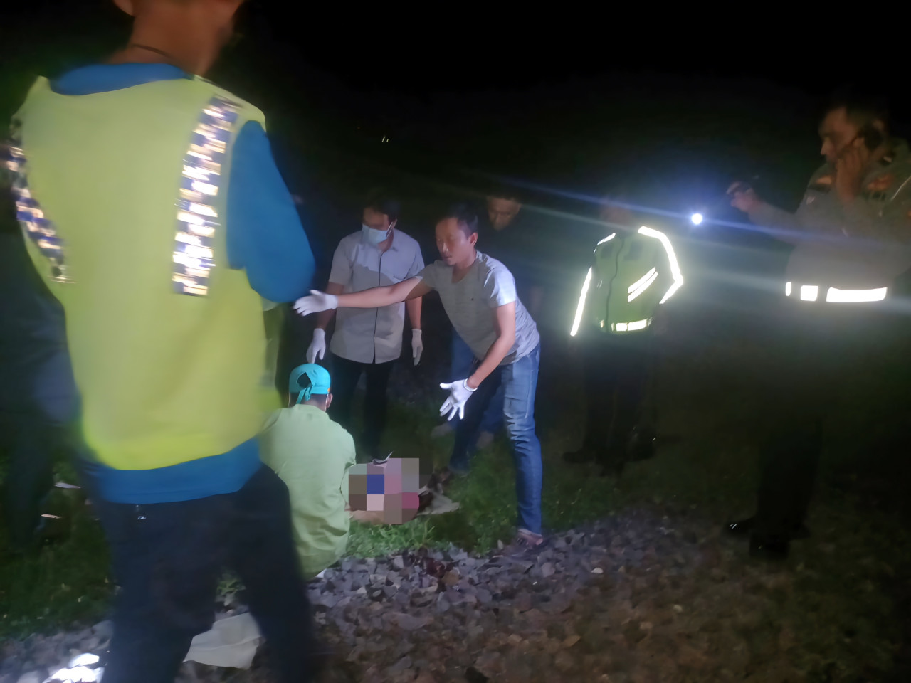 Evakuasi korban meninggal diduga bunuh diri di Lamongan. (Foto : Adyad Ammy Iffansah/jatimnow.com