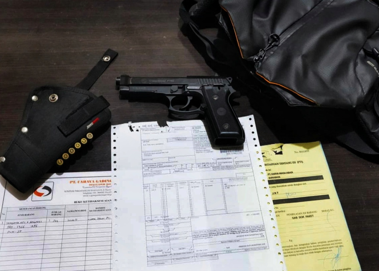 Petugas Bandara Juanda Gagalkan Penyelundupan Pistol Taurus