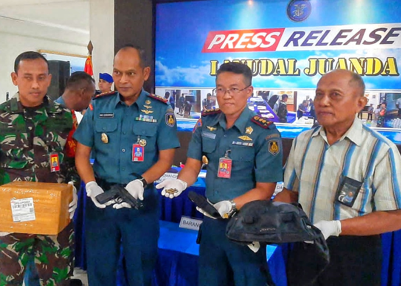 Press release dipimpin Komandan Lanudal Juanda Kolonel Laut (P) Dani Achnisundani, di Lanudal Juanda.  (Foto: dok. jatimnow.com)