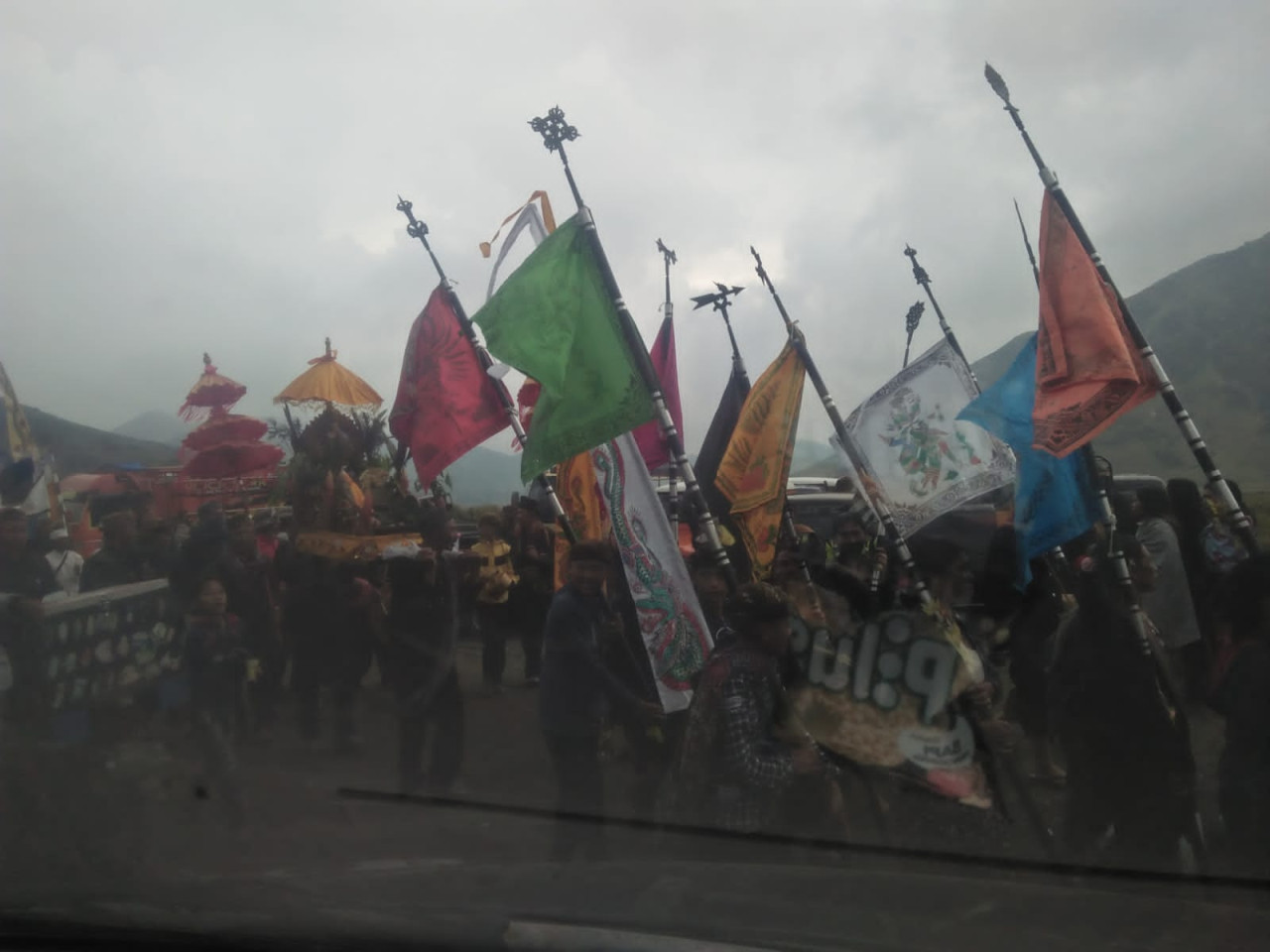 Umat Hindu Suku Tengger Gelar Ritual Melasti di Goa Widodaren