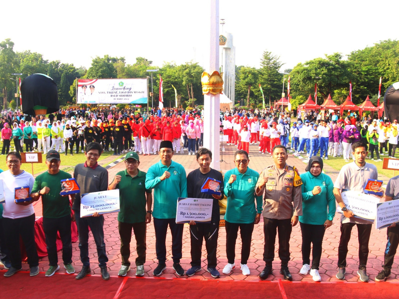 Bupati Sidoarjo Ahmad Muhdlor Ali saat melaunching pergantian nama baru beserta tagline RSUD Sidoarjo, menjadi RSUD Raden Tumenggung Notopuro di Alun-Alun Sidoarjo. (Foto: Ahaddiini HM/jatimnow.com).