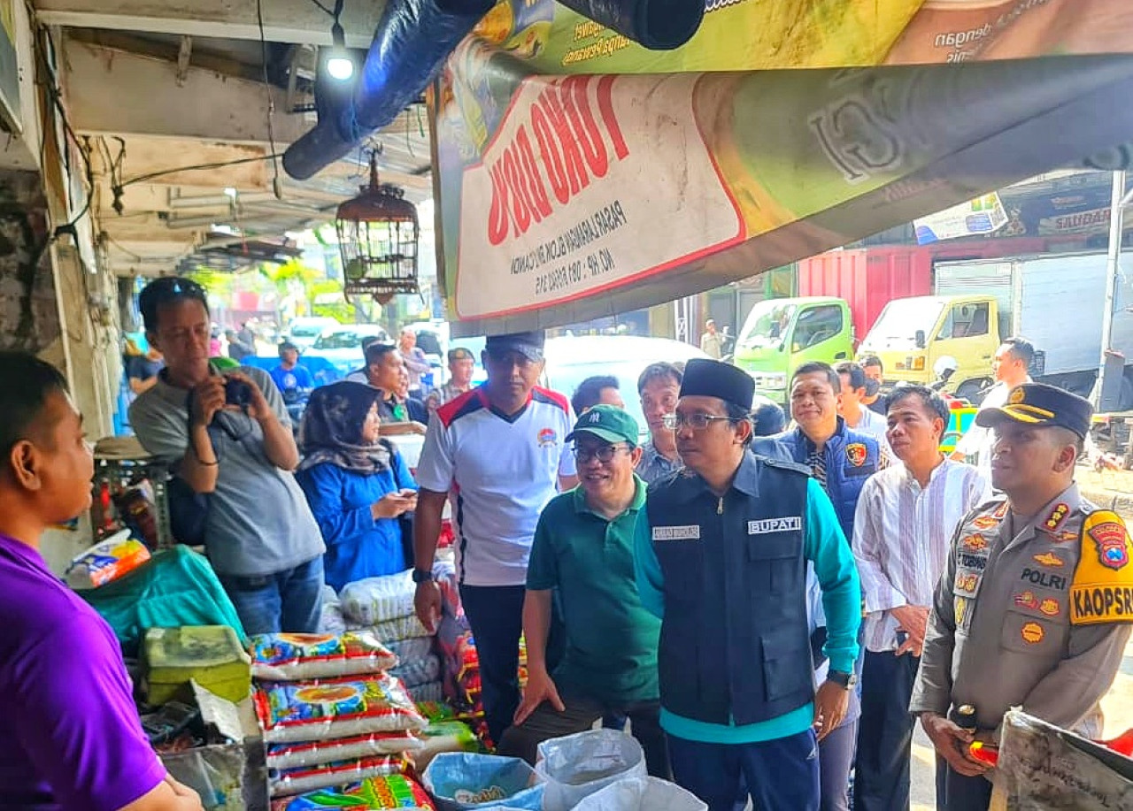 Forkopimda Sidoarjo saat melakukan pengecekan distribusi beras bersubsidi di Pasar Larangan. (Foto: Ahaddiini HM/jatimnow.com)