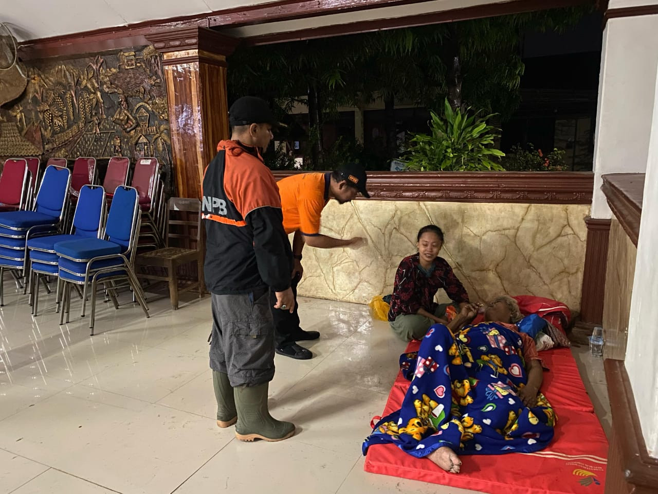 Petugas memeriksa korban banjir di posko pengungsian kantor Kecamatan Driyu, Probolinggo. (Foto: Haryo Agus/jatimnow.com)