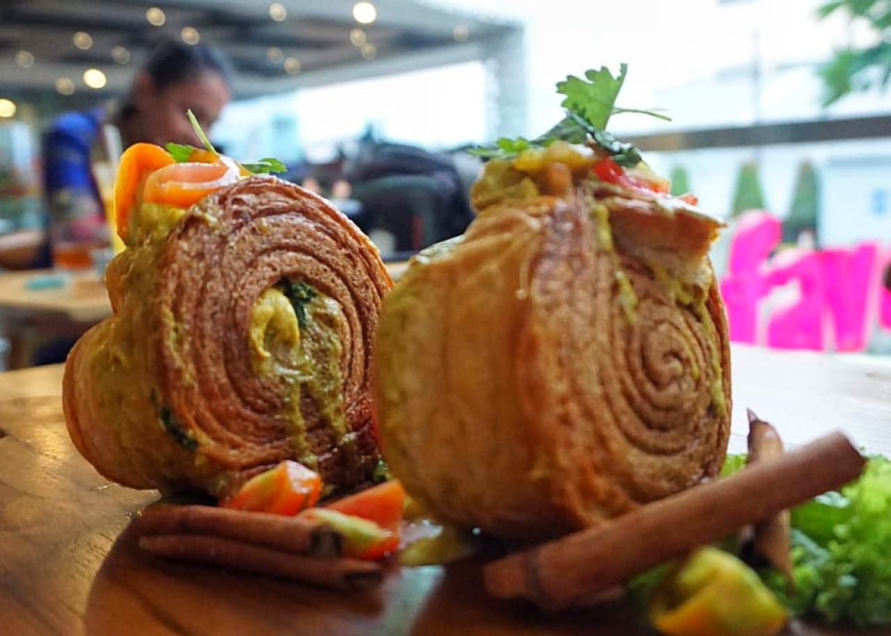 Cromboloni Chicken Libanese salah satu menu andalah takjil saat Ramadhan di Favehotel Sidoarjo. (Foto: Ahaddiini HM/jatimnow.com)