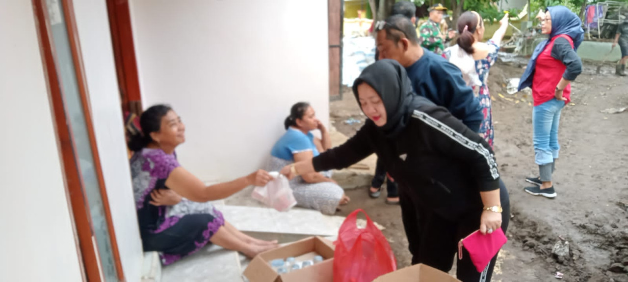 Penyaluran bantuan kepada korban banjir Dringu Probolinggo. (Foto: Mahfud Hidayatullah/jatimnow.com)   