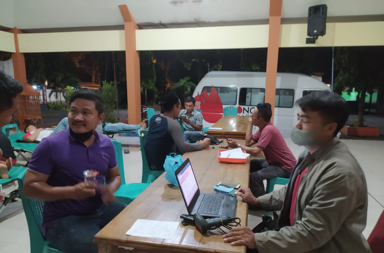 Donor darah malam di PMI Lamongan. (Foto: PMI Lamongan for jatimnow.com)