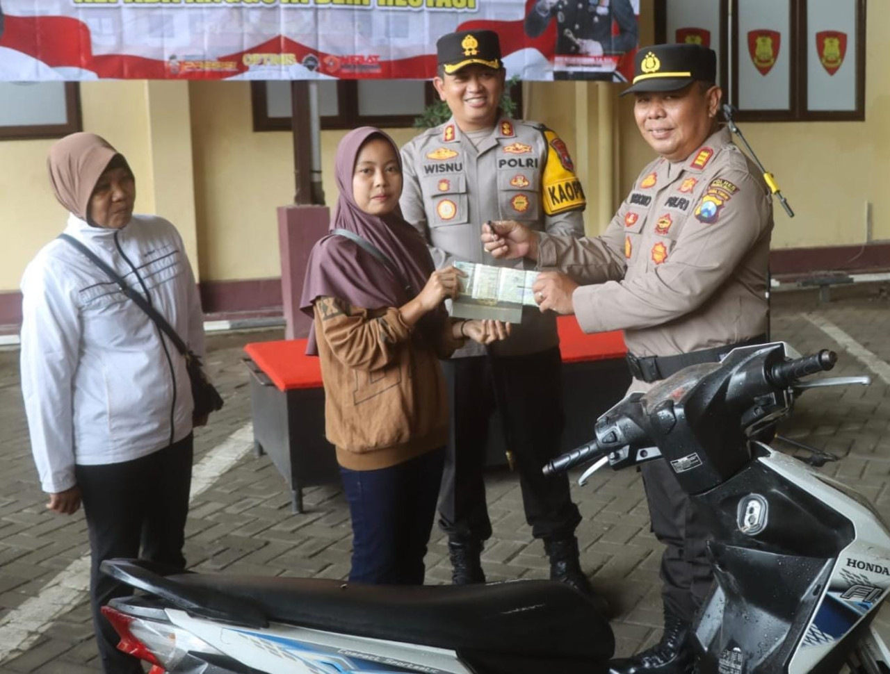 Proses penyerahan sepeda motor hasil curian kepada pemilik. (Foto: Polres Probolinggo for jatimnow.com)