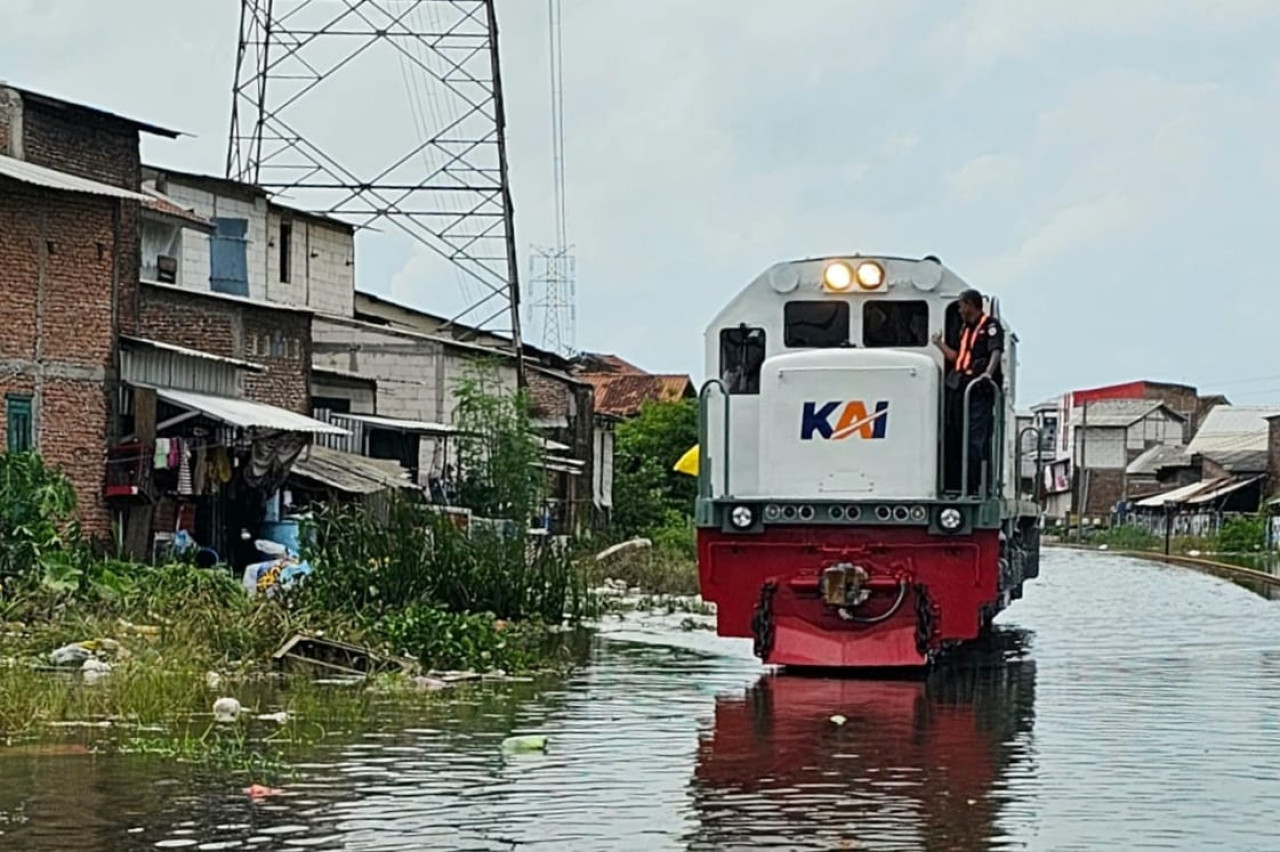 Kereta api melintasi genangan air. (Foto: Humas KAI Daop 9 Jember)